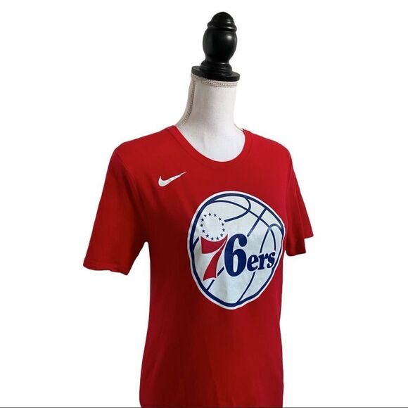 Nike Philadelphia 76ers Short Sleeve Tee Shirt Red White & Blue Logo Men’s Small - Picture 2 of 4